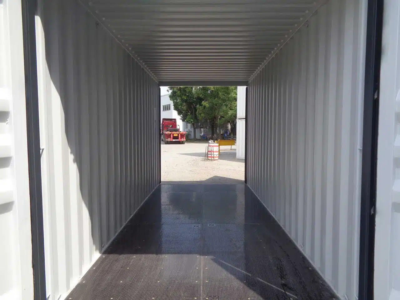 20_fuss_high_cube_double_door_seecontainer_tueren_offen.webp